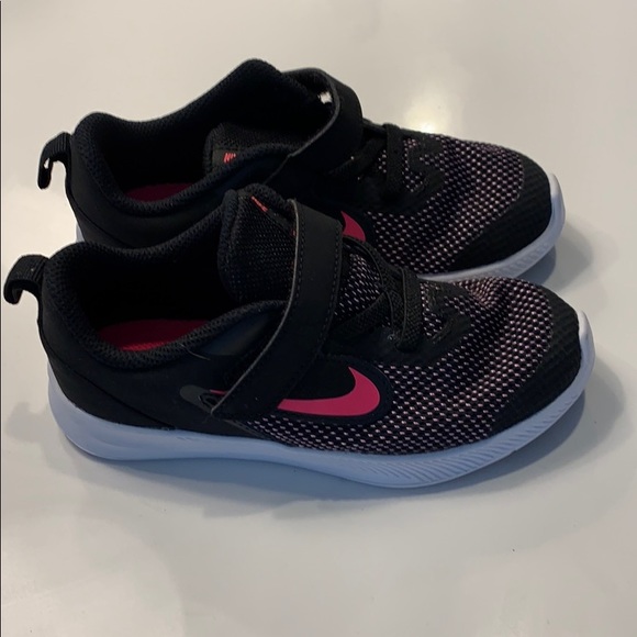 pink nike girls trainers